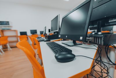 Laboratorul de informatică de la Școala Gimnazială “George Coșbuc” din Târgu Mureș a fost renovat